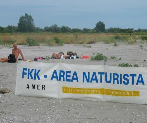Spiaggia nudista-naturista ai Lidi di Comacchio. «Tornino ad essere un riferimento»