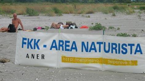 Spiaggia nudista-naturista ai Lidi di Comacchio. «Tornino ad essere un riferimento»