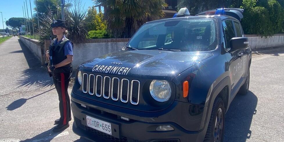 Coccanile, sfoga la sua rabbia contro i passanti: denunciata una donna violenta