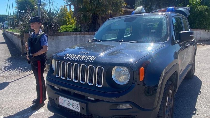 Coccanile, sfoga la sua rabbia contro i passanti: denunciata una donna violenta