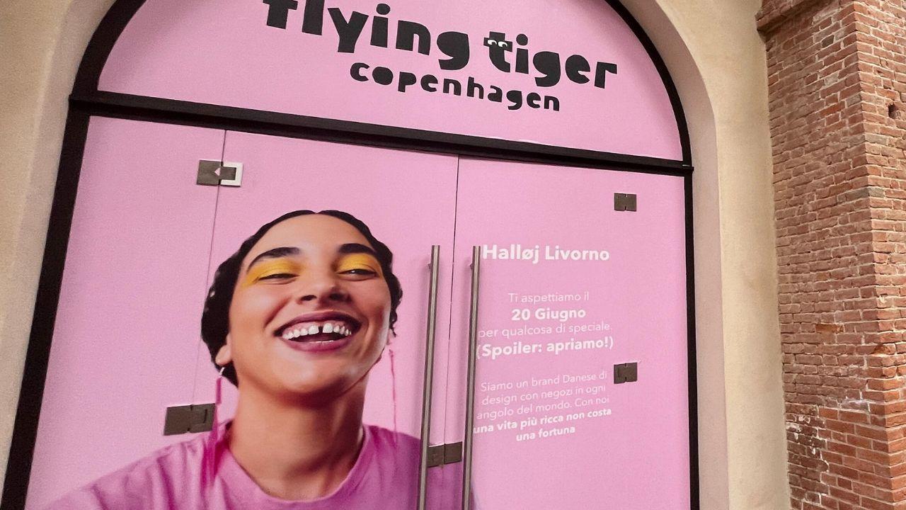 
	Il cartello che annuncia la nuova apertura di Flying Tiger a Livorno (foto Stick)

