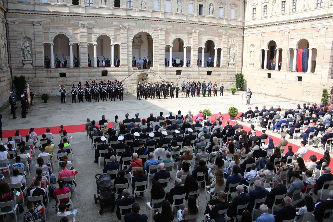 Aumentano arresti e denunce, in un anno 258 rapine e 166mila richieste di aiuto al 112