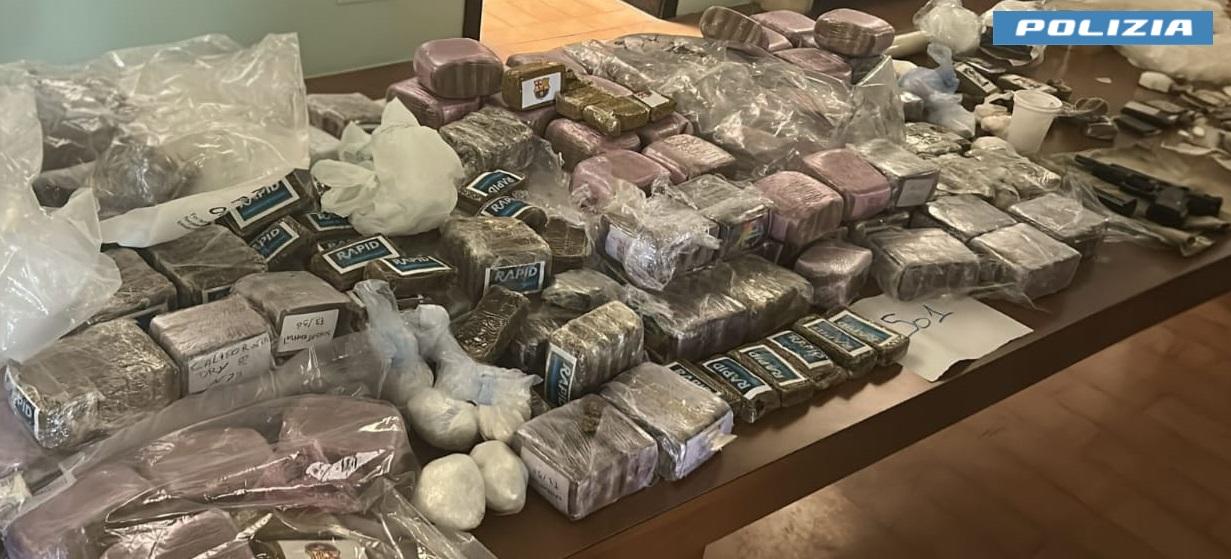Si lancia da una finestra per sfuggire ai poliziotti ma viene preso. Tre arrestati e 70 kg di droga sequestrati