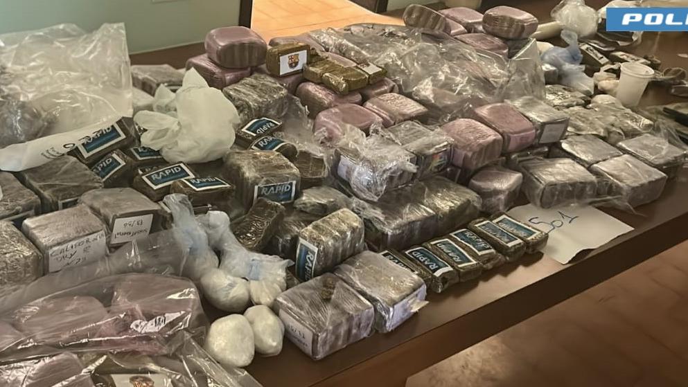 Si lancia da una finestra per sfuggire ai poliziotti ma viene preso. Tre arrestati e 70 kg di droga sequestrati