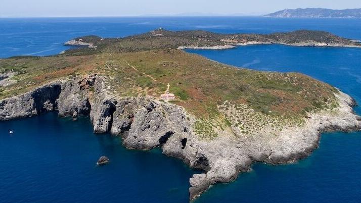 Una veduta aerea dell’isola di Giannutri (foto d’archivio Roberto Ridi)