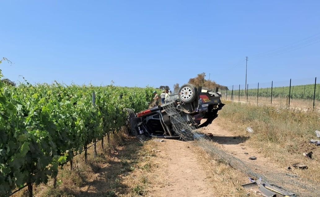 Rally, auto si ribalta e finisce tra i filari di una vigna