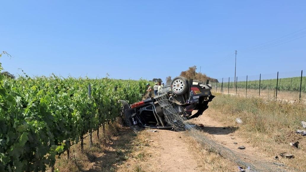 Rally, auto si ribalta e finisce tra i filari di una vigna