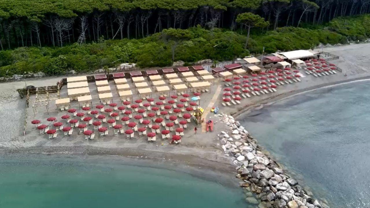 
	Una veduta dall&rsquo;alto della bau beach alle Gorette

