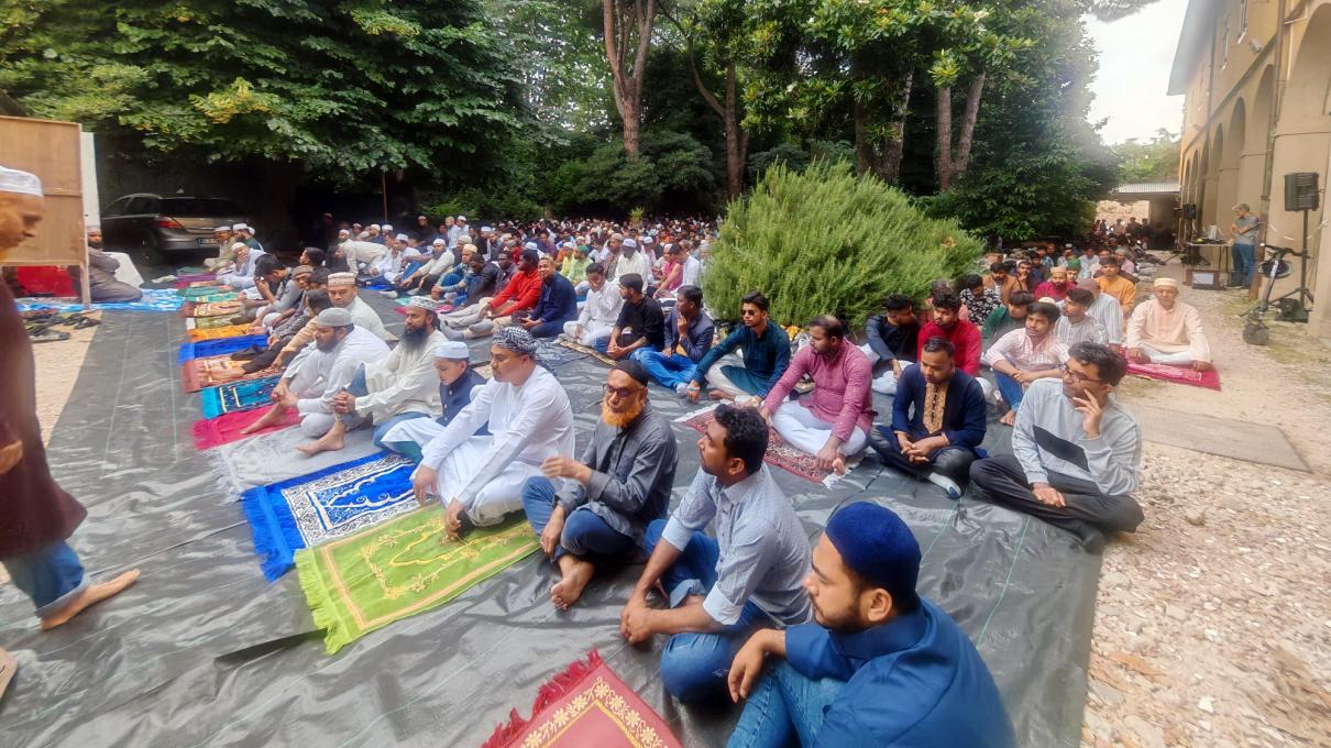 I fedeli musulmani nel piazzale della parrocchia di San Domenico