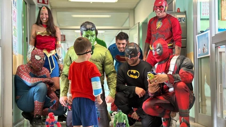 I Super Eroi Acrobatici a Sassari dai piccoli pazienti di Pediatria e Neuropsichiatria