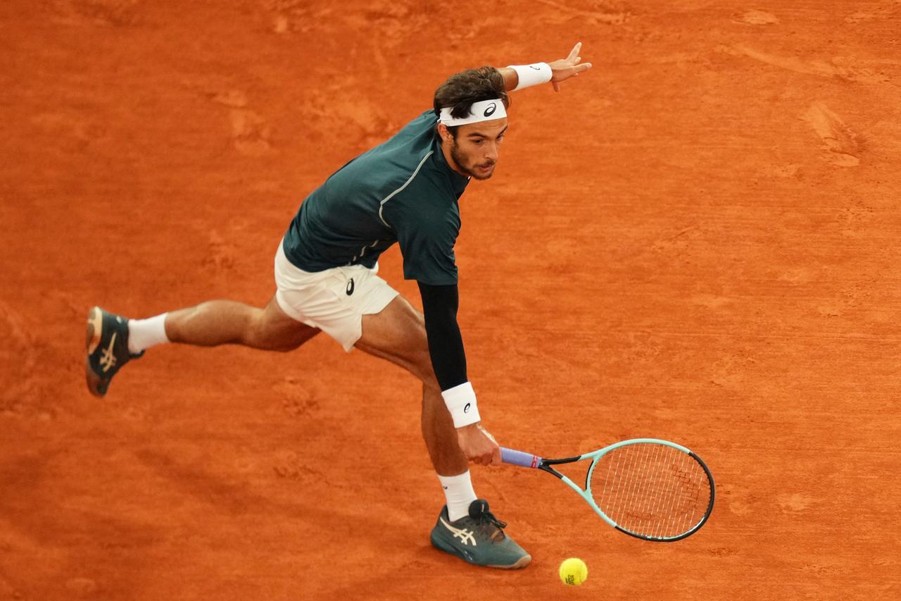 Roland Garros, Musetti si ritira all’inizio del quarto set: Alcaraz in finale. Il problema e il fisioterapista in campo