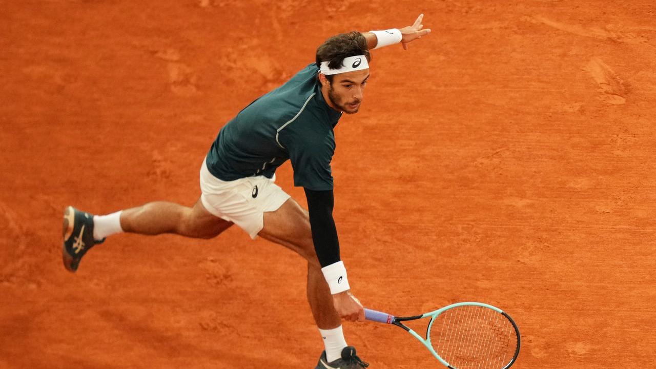 Roland Garros, Musetti si ritira all’inizio del quarto set: Alcaraz in finale. Il problema e il fisioterapista in campo