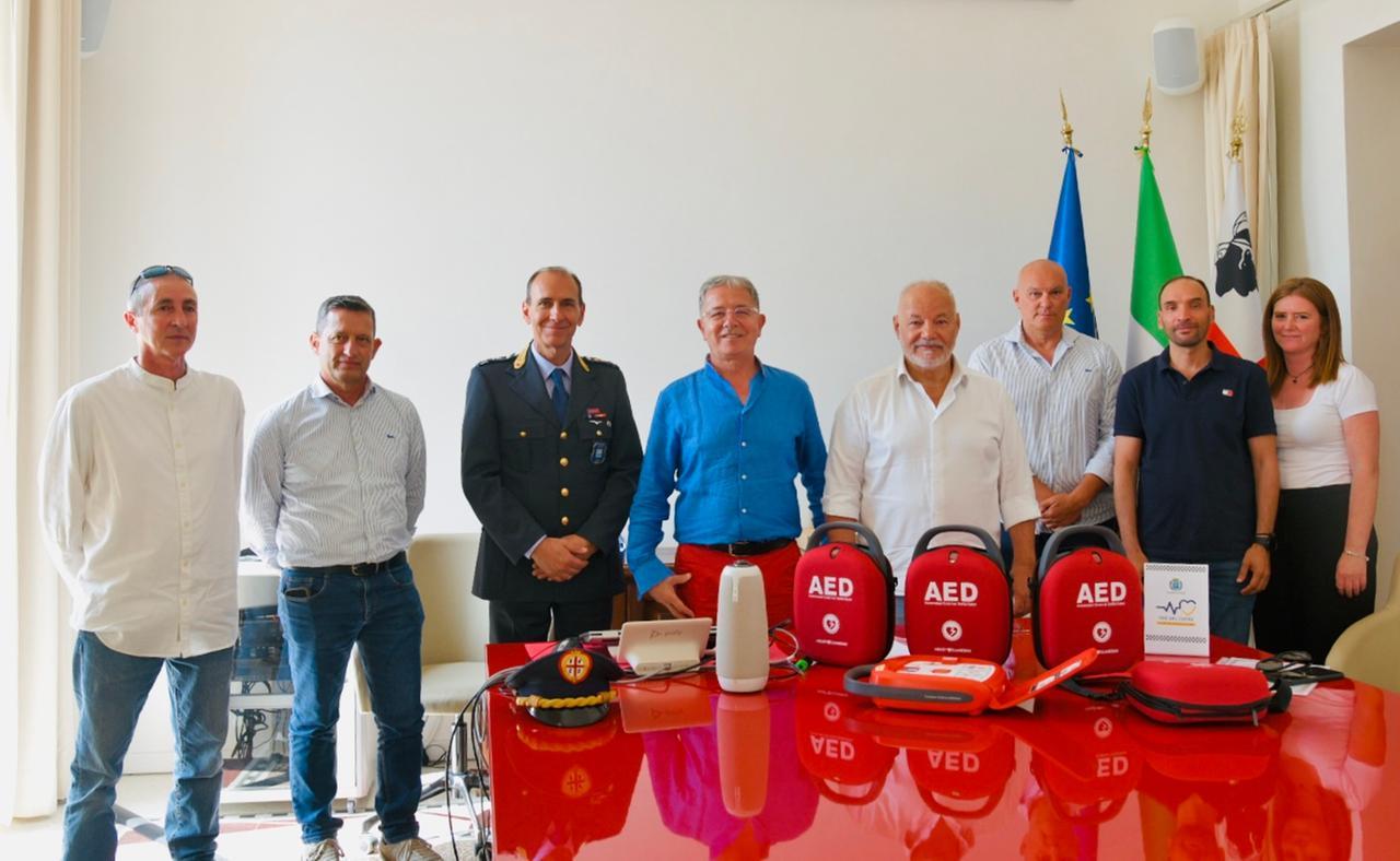 Olbia, i defibrillatori a bordo dei taxi: «Pronti a intervenire»