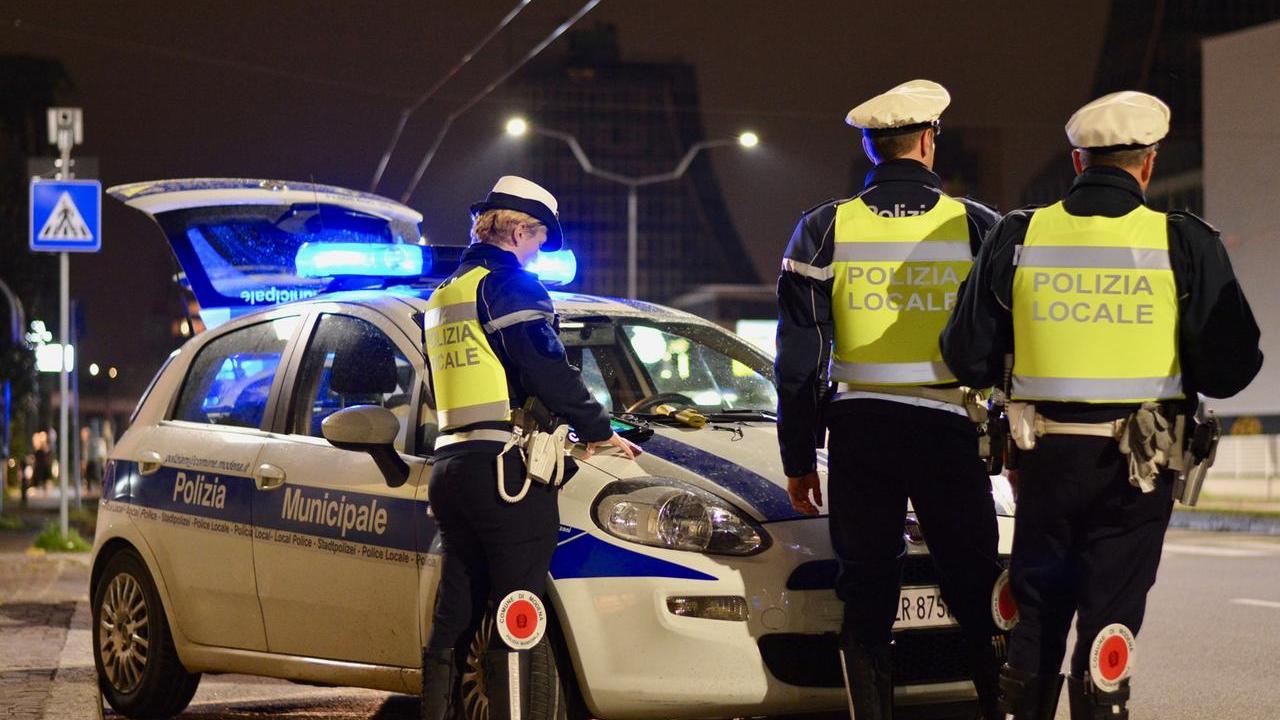 La polizia locale ha bloccato uno dei due giovani