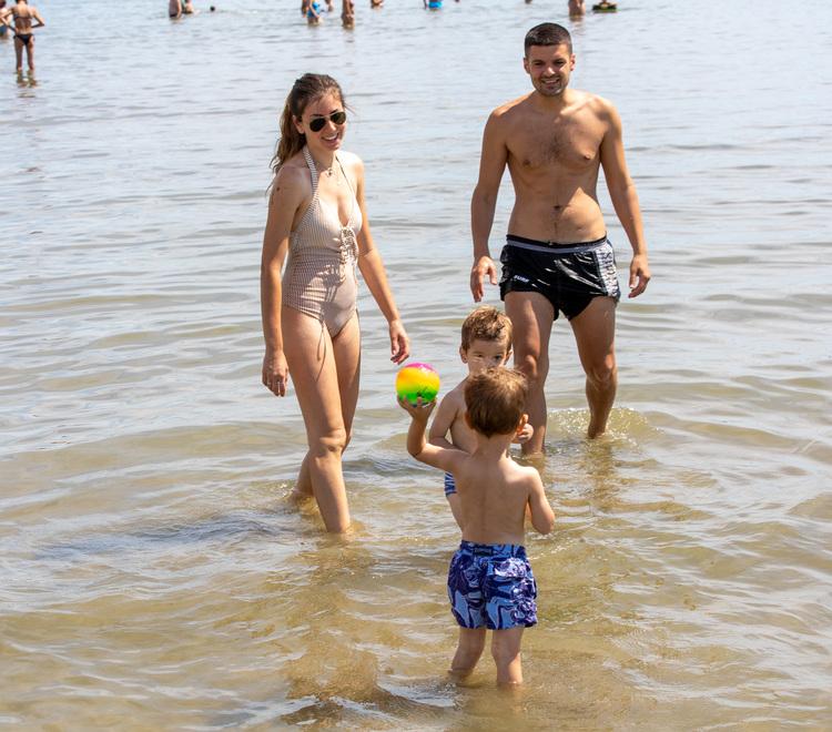 Ai Lidi spiagge chiuse di notte. E il bagno in mare si può fare solo dalle 7