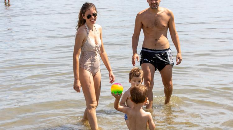Ai Lidi spiagge chiuse di notte. E il bagno in mare si può fare solo dalle 7