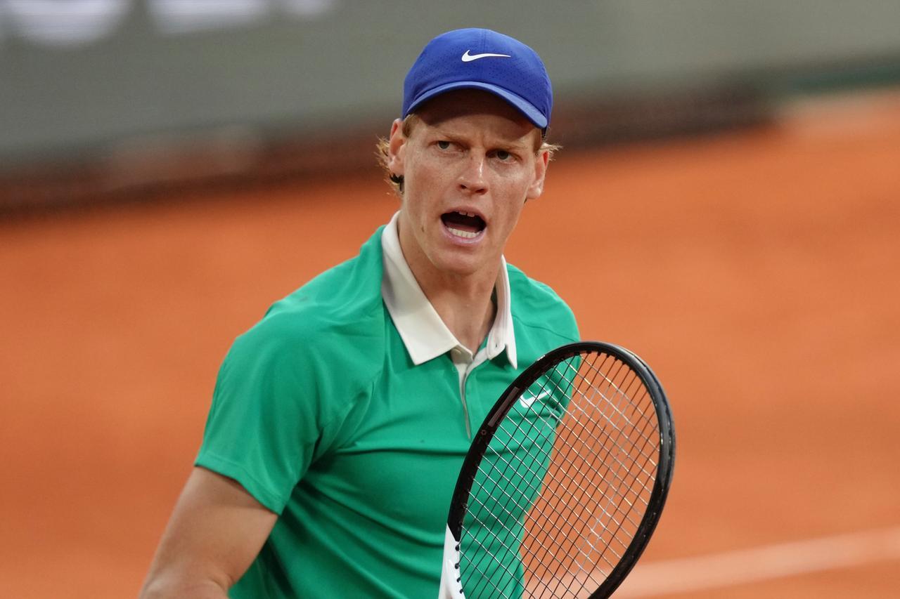 Jannik Sinner in finale al Roland Garros, sconfitto un combattivo Djokovic. Ora c’è Alcaraz