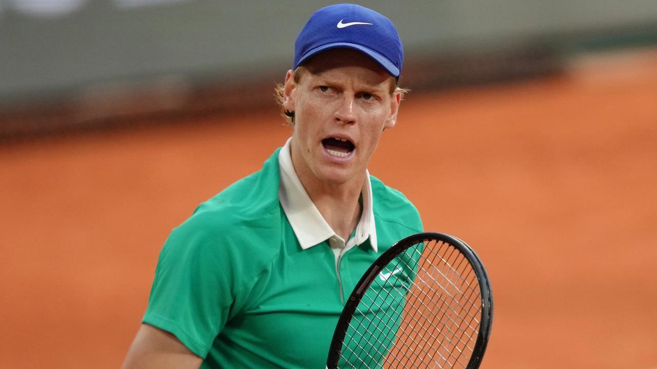 Jannik Sinner in finale al Roland Garros, sconfitto un combattivo Djokovic. Ora c’è Alcaraz