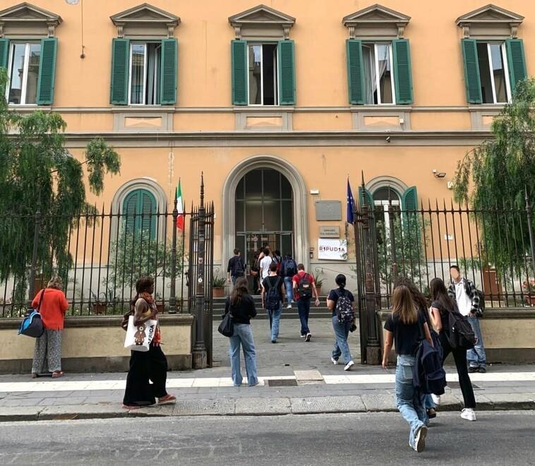 Livorno, accorpamenti al Niccolini-Palli: la protesta «Salviamo il liceo, no alle classi-pollaio»