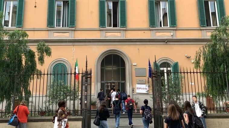 Livorno, accorpamenti al Niccolini-Palli: la protesta «Salviamo il liceo, no alle classi-pollaio»