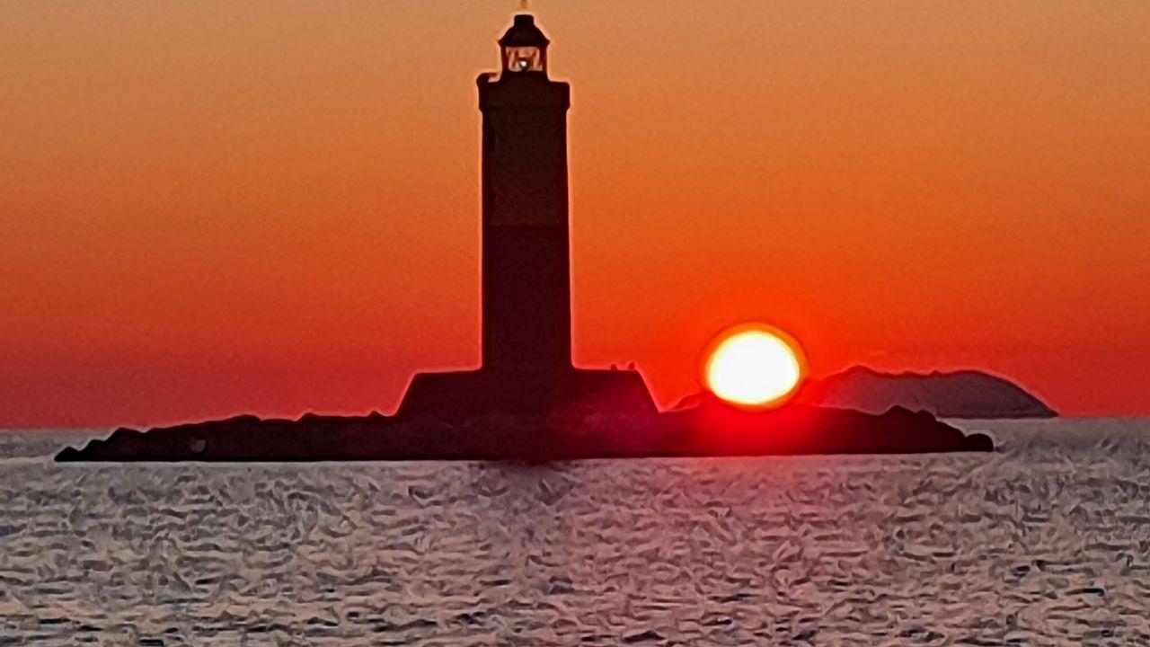 Livorno e il faro della Meloria. Poi mettici il super tramonto. Grazie a Marco Leone