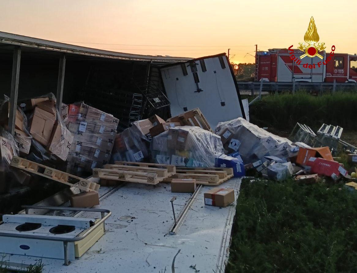 Camion si ribalta col suo carico sull’A1: il carico finisce fuori strada
