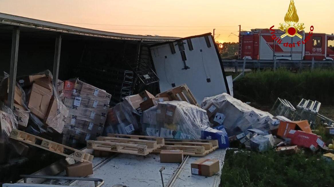 Camion si ribalta col suo carico sull’A1: il carico finisce fuori strada