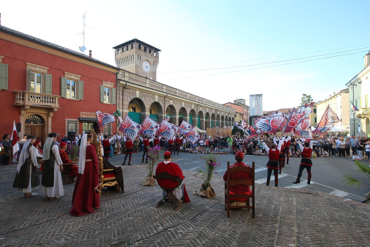 Due giorni con  Monticulum tra mercatini e sbandieratori