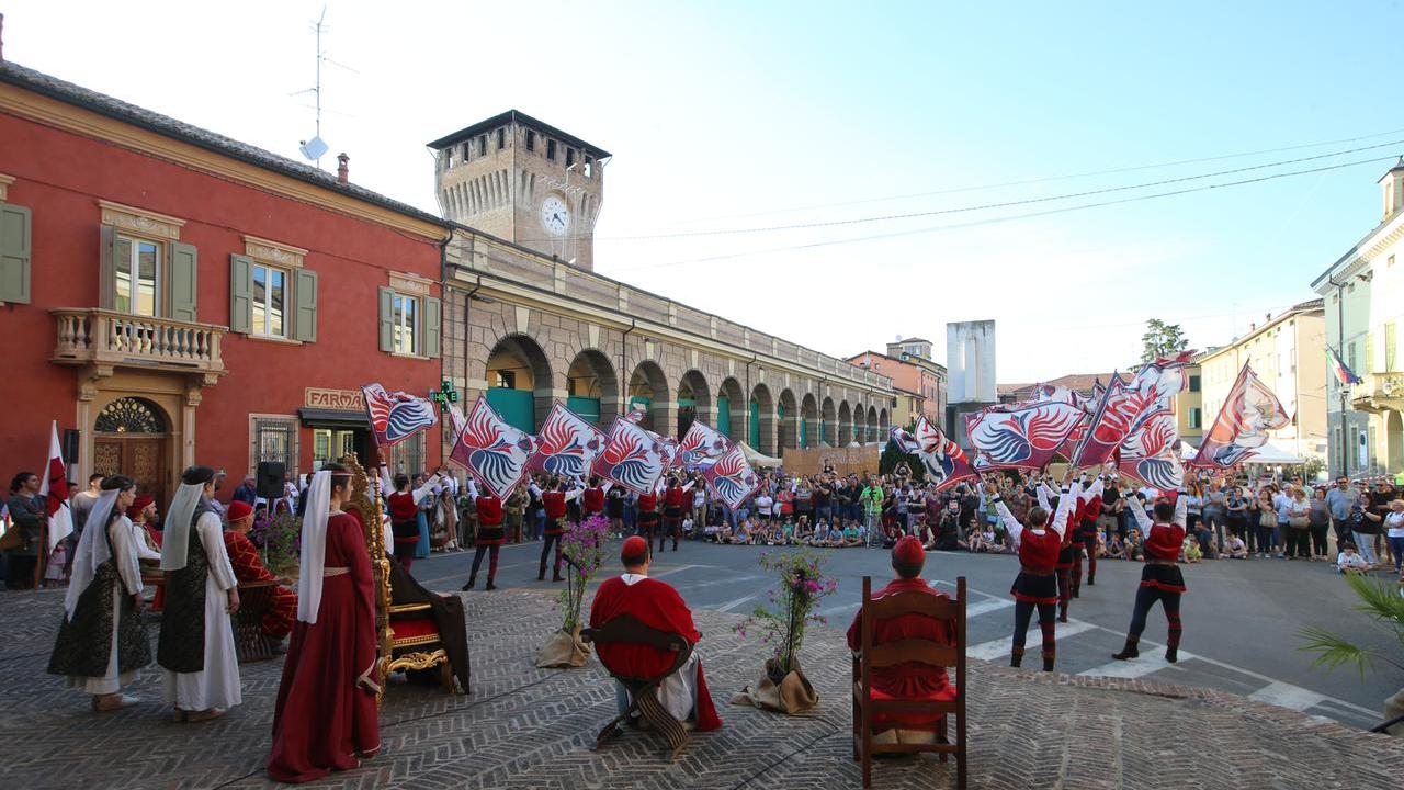 Due giorni con Monticulum tra mercatini e sbandieratori