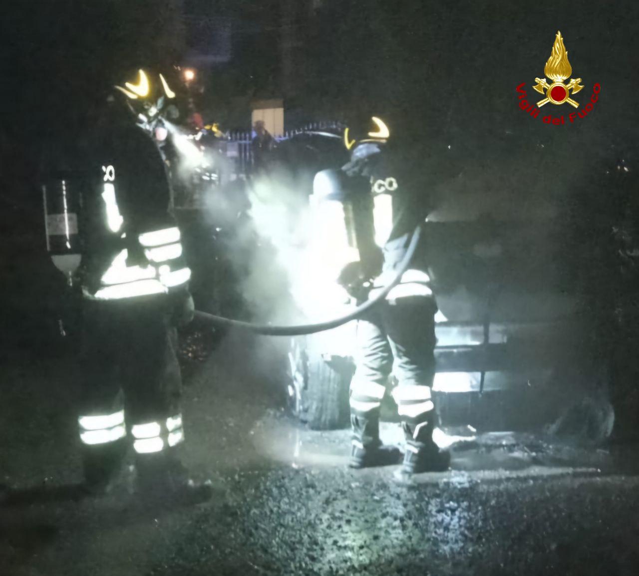 Due auto distrutte dalle fiamme a Cadelbosco Sopra: ipotesi incendi dolosi