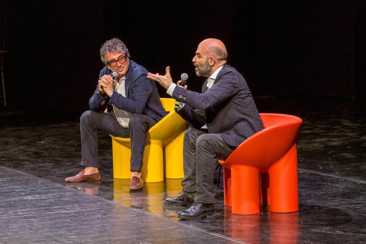 
	Roberto Saviano sul palco del Politeama con Sandro Veronesi

