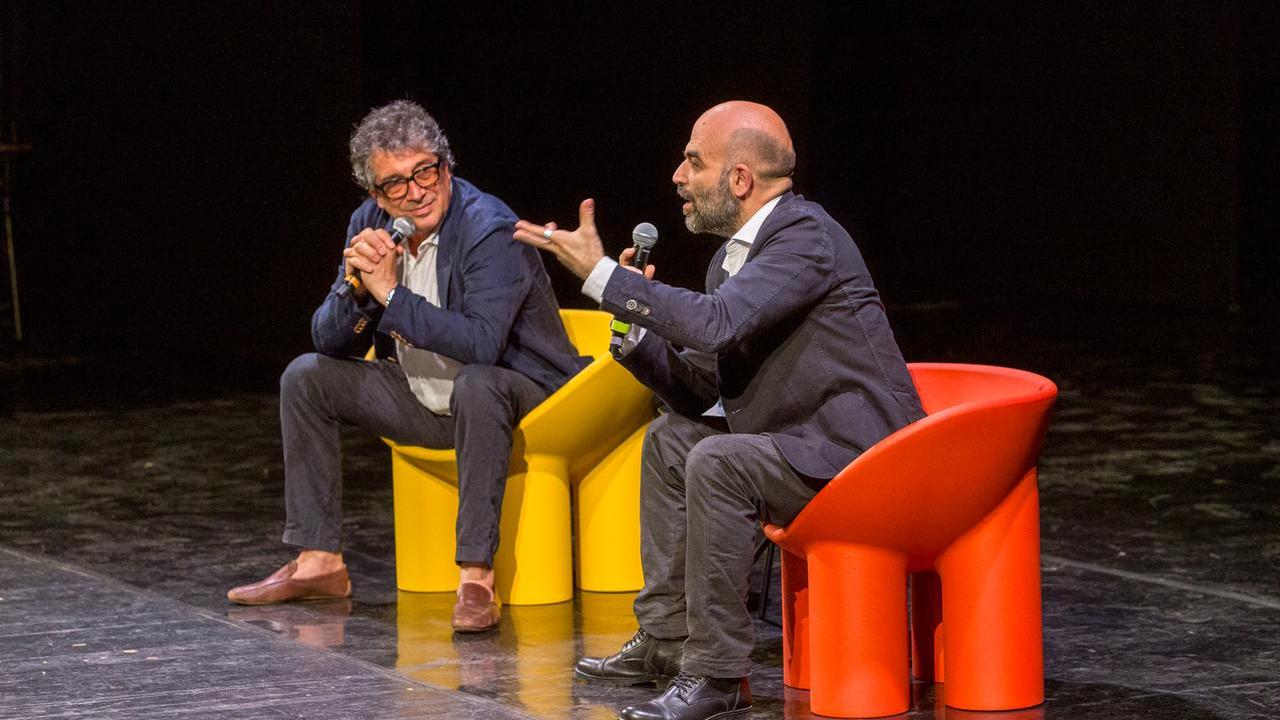 Roberto Saviano sul palco del Politeama con Sandro Veronesi