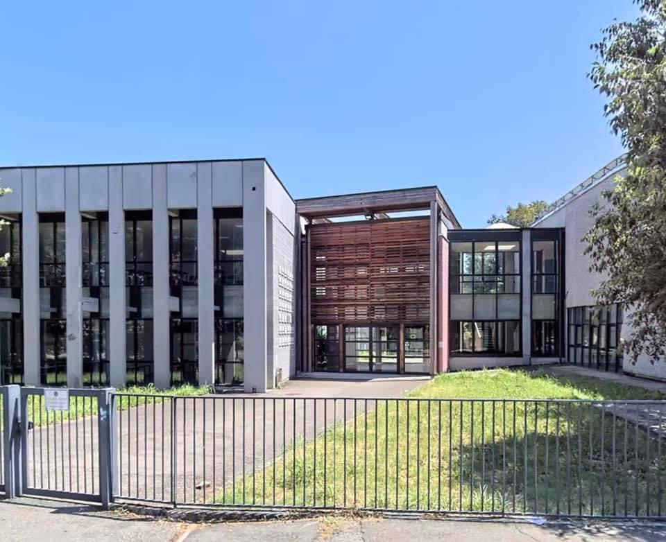 Spruzzano spray urticante l’ultimo giorno di scuola: in ospedale una studentessa