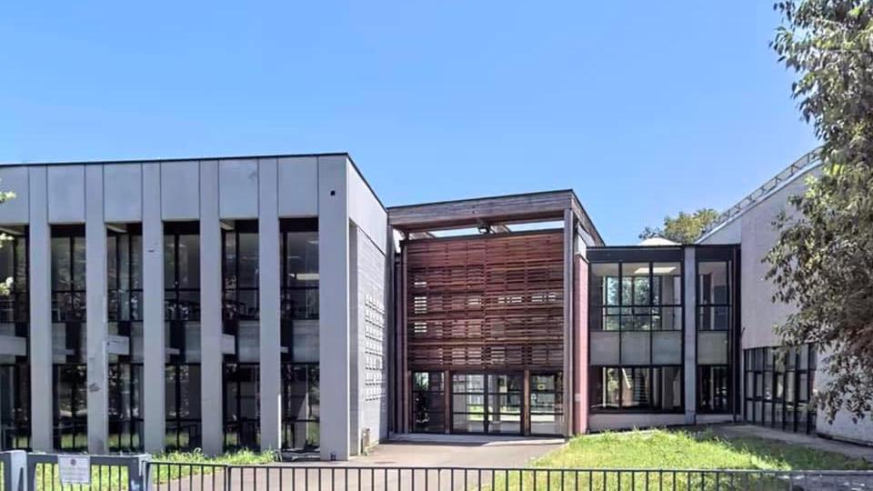 Spruzzano spray urticante l’ultimo giorno di scuola: in ospedale una studentessa