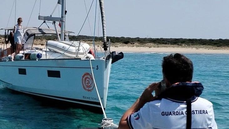 Barca a vela si arena davanti alla spiaggia, disavventura per due naviganti
