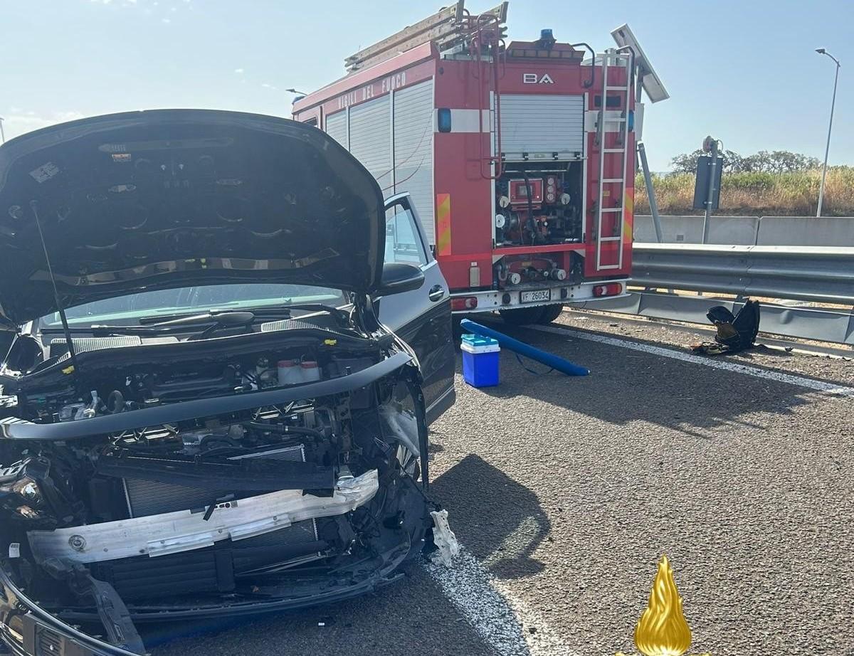 Si schianta contro il guardrail sulla Olbia-Sassari: è in ospedale