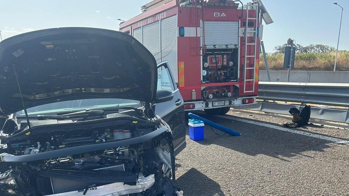 Si schianta contro il guardrail sulla Olbia-Sassari: è in ospedale