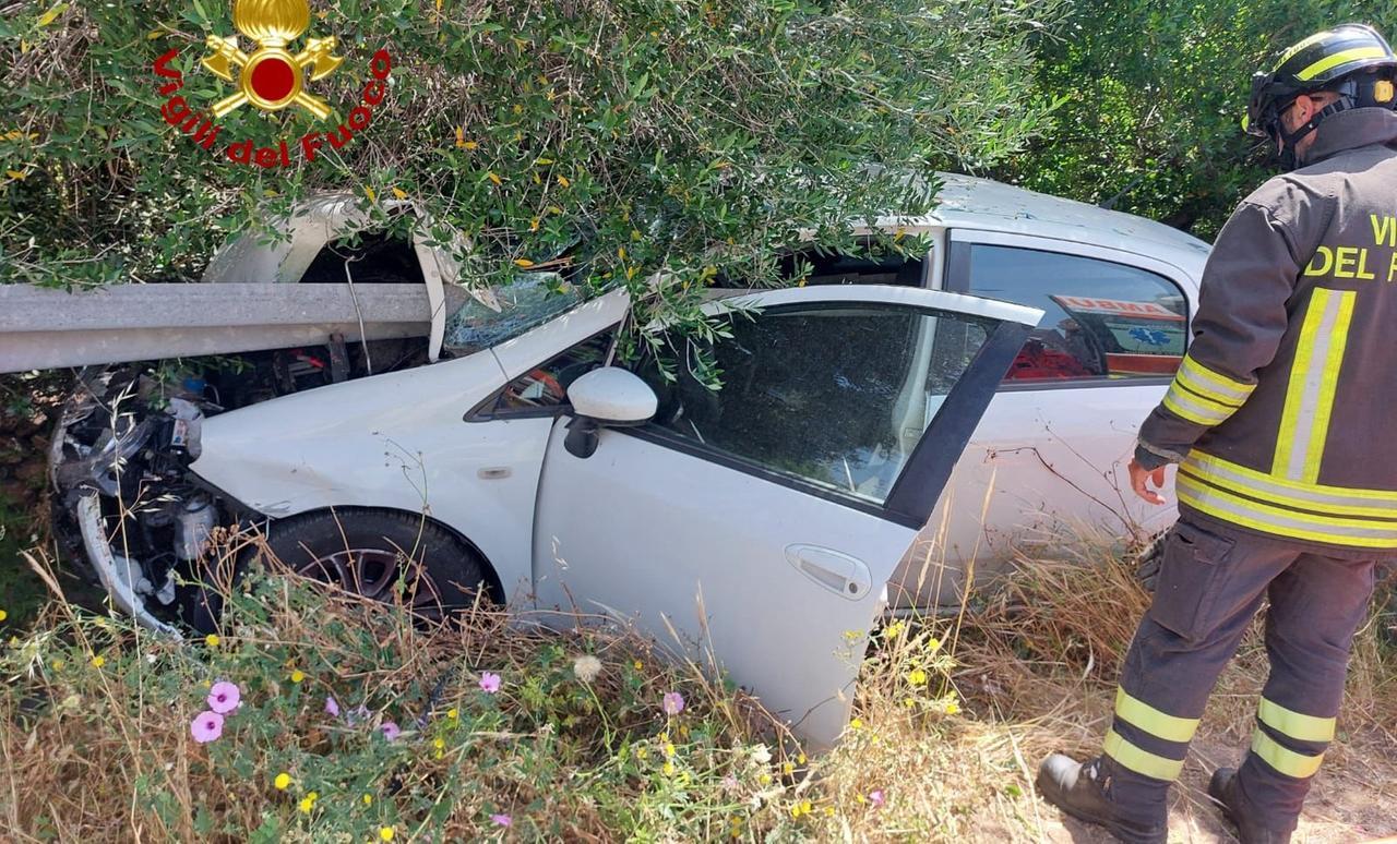 La Punto si schianta contro il guard rail: due feriti