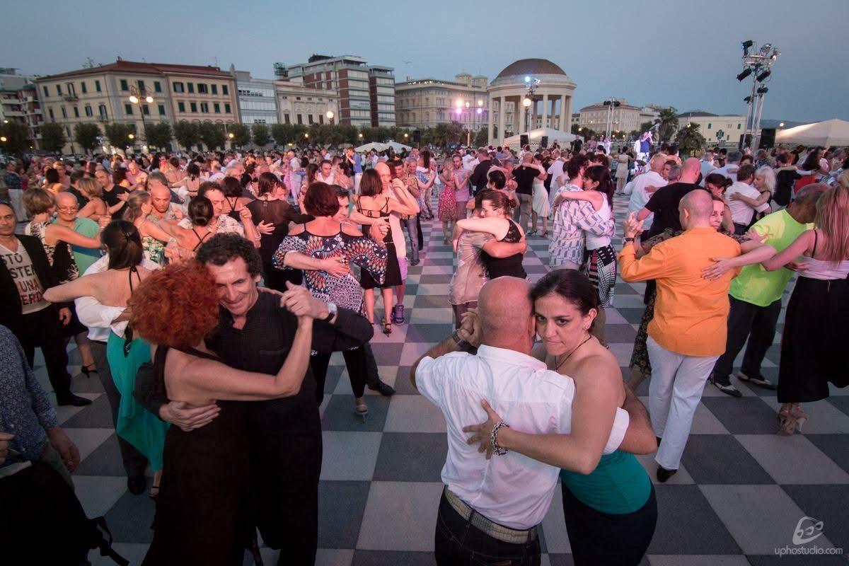 Livorno e la sua Milonga solidaria da 20 anni: l’ultimo ballo alla Terrazza
