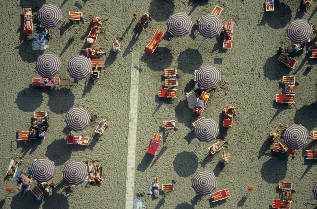 
	Veduta aerea degli stabilimenti balneari in Versilia (foto Sestini)

