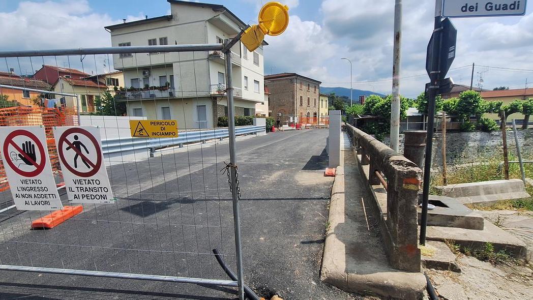 Ponte sulla Bure “inaugurato” in anticipo: le auto passano sul cantiere