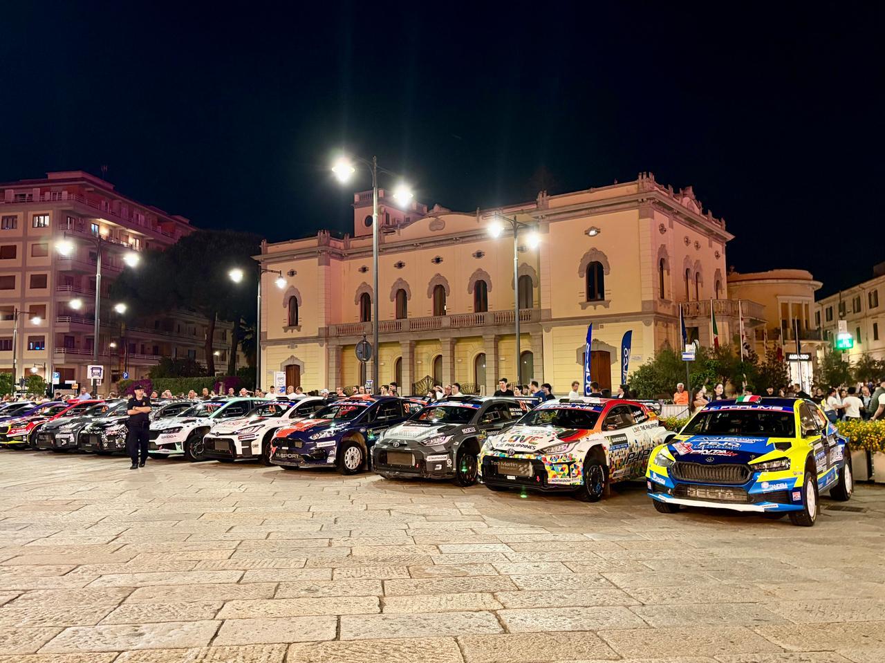 
	Le auto da rally davanti al municipio (foto di Vanna Sanna)

