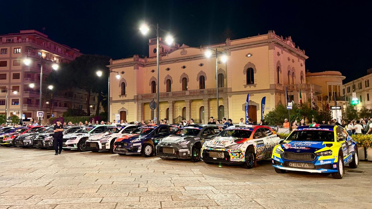 Le auto da rally davanti al municipio (foto di Vanna Sanna)