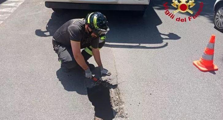 Firenze, si apre una voragine sotto l’asfalto in via lungo l’Affrico: traffico interdetto