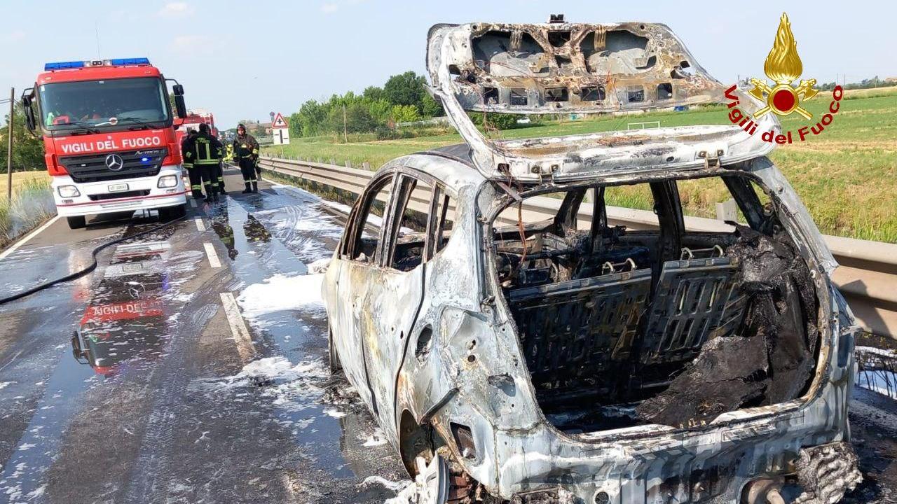 Novellara, auto prende fuoco in marcia: innesca un incendio che devasta 700 mq di sterpaglie