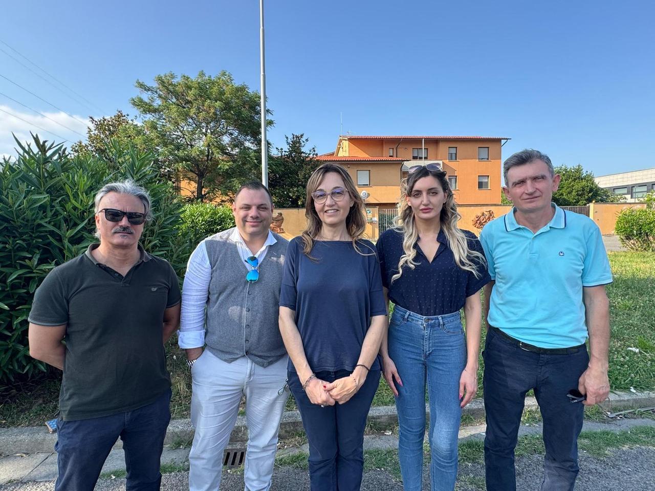 Al centro Serena Bulleri, coordinatrice provinciale di Fratelli d'Italia insieme ad altri componenti del gruppo di FdI