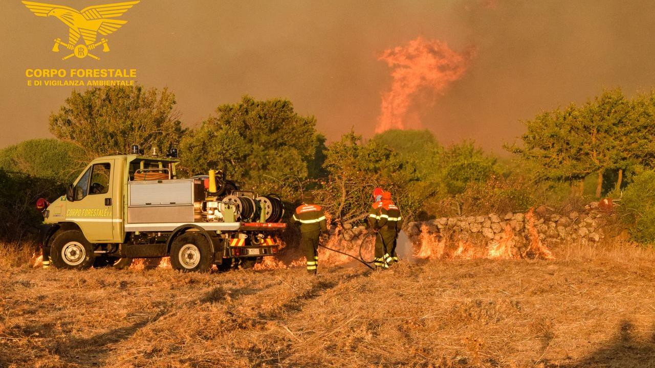Giornata di incendi in Sardegna: 16 roghi da nord a sud. E scatta una nuova allerta