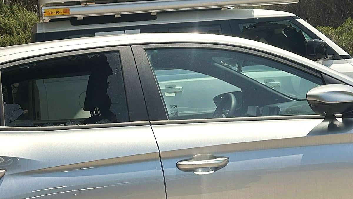 Vetri delle auto spaccati, rabbia e sdegno a Porto Ferro