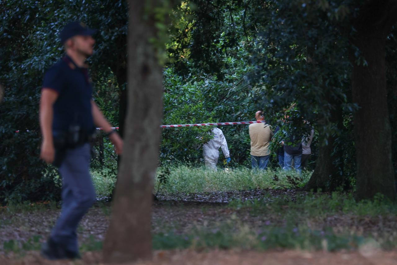 
	La polizia scientifica al lavoro sul luogo del ritrovamento dei corpi della bimba di 6 mesi e di una donna

