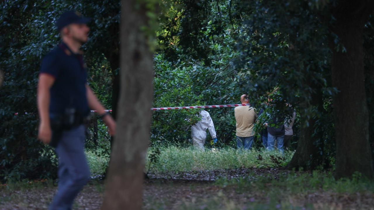 La polizia scientifica al lavoro sul luogo del ritrovamento dei corpi della bimba di 6 mesi e di una donna